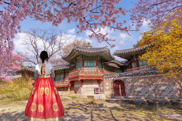 Cô gái mặc hanbok đứng trước cung điện Gyeongbokgung, Hàn Quốc