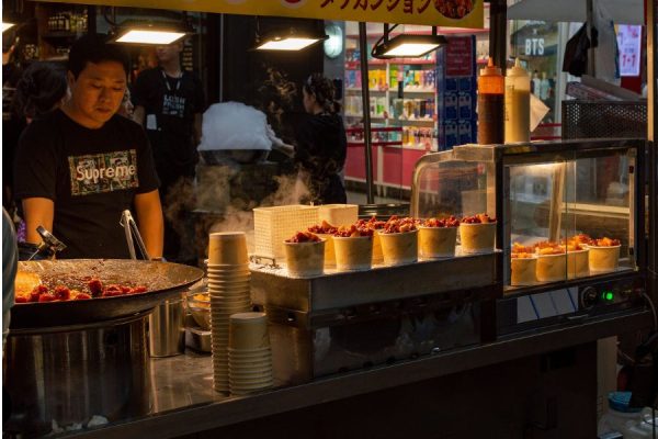 Cừa hàng đồ ăn đường phố ở Myeongdong, Seoul - Du lịch Hàn Quốc